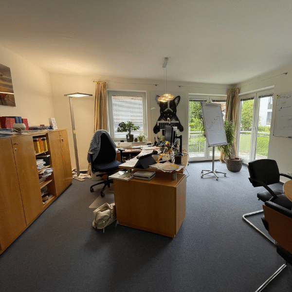 Veraltetes Bürodesign aus den 90er Jahren_Fachkräftemangel_Homeoffice oder Büro_Bürodesign für 08-15 Firmenbüros, in denen keiner arbeiten will_Workplace Innovations GmbH_1